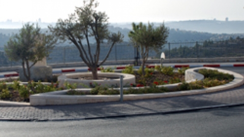 הכיכר מאחורי בית הספר.jpg