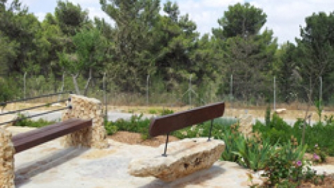 פינת הישיבה בגן צבי.jpg