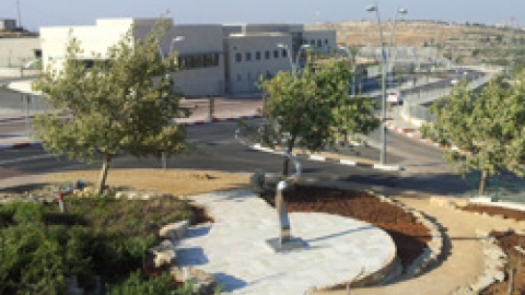 גן הדר ופסל סולם יעקב של הפסל דוד שטיין.jpg