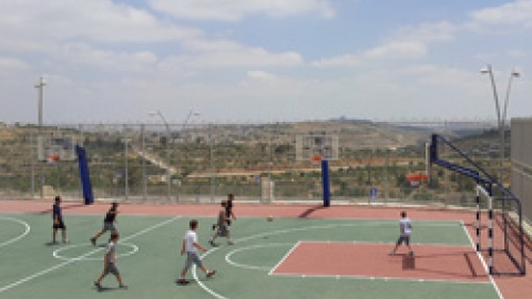 מגרש הכדורסל בבית הספר היסודי.jpg